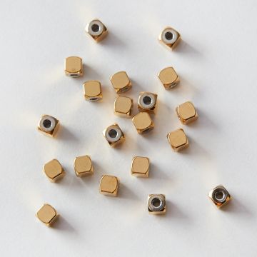 Koralik ze stali chirurgicznej kostka ścięta w kolorze złotym 4x4mm