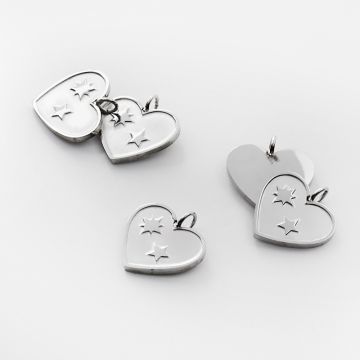 Zawieszka ze stali chirurgicznej grawerowana serce z gwiazdkami w kolorze srebrnym 15mm