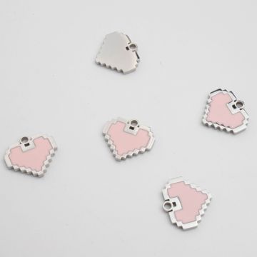 Zawieszka ze stali chirurgicznej serce pixelowe z emalią w kolorze srebrnym 12mm