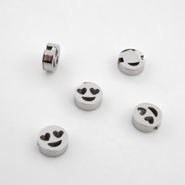 Koralik ze stali chirurgicznej uśmiechnięta buźka z sercami w kolorze srebrnym 8mm