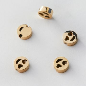 Koralik ze stali chirurgicznej uśmiechnięta buźka z sercami w kolorze złotym 17mm