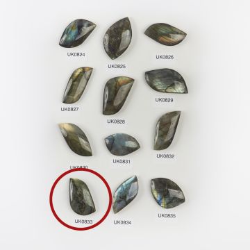Labradoryt kaboszon nieregularny 36mm
