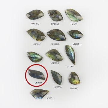 Labradoryt kaboszon nieregularny 38mm