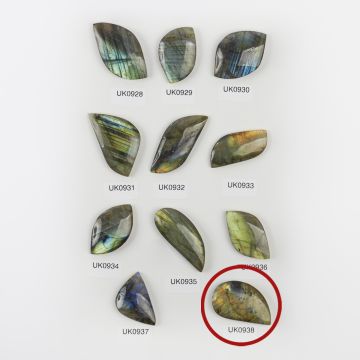 Labradoryt kaboszon nieregularny 37mm