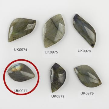 Labradoryt kaboszon nieregularny 33mm