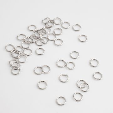 Kółeczka zaciskowe ze stali chirurgicznej w kolorze srebrnym 6x0,7mm