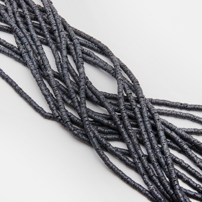 Lawa wulkaniczna lakierowana krążek grafitowy 4x2mm - na sznurze