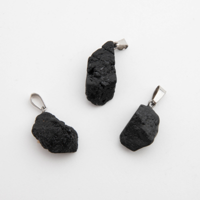 Zawieszka z czarnego turmalinu nieregularna 20-35mm