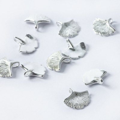 Srebrna zawieszka liść miłorzębu srebrny 11mm