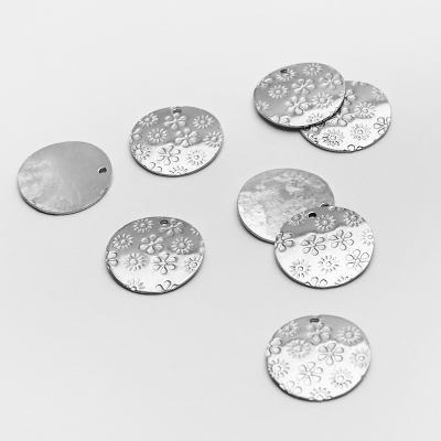 Zawieszka kółko wygięte w kwiatki ze stali szlachetnej w kolorze srebrnym 18mm