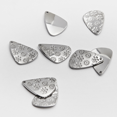 Zawieszka łezka wygięta w kwiatki ze stali chirurgicznej w kolorze srebrnym 22mm