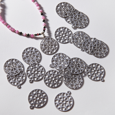 Zawieszka ze stali szlachetnej ażur w kolorze srebrnym 18,4mm