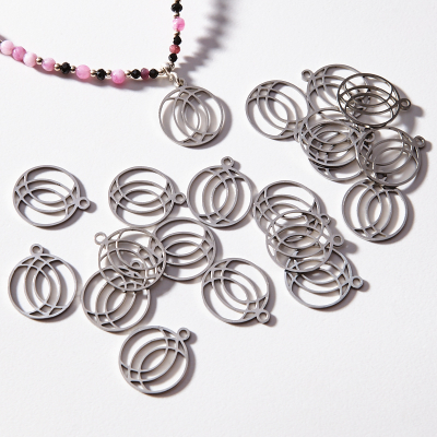 Zawieszka ze stali szlachetnej ażurowe półkola w kolorze srebrnym 14,8mm