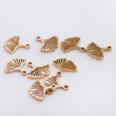 Mini zawieszka ze stali liść miłorzębu 6,5mm PVD