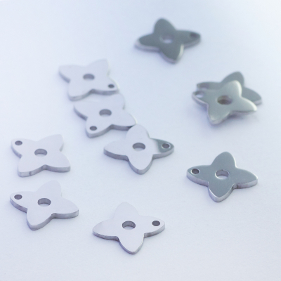 Mini zawieszka ze stali szlachetnej koniczynka w kolorze srebrnym 6mm