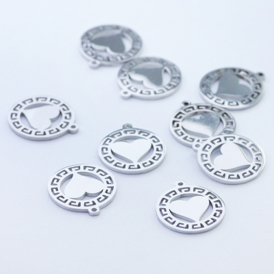 Mini zawieszka ze stali szlachetnej serce w kółku w kolorze srebrnym 10mm