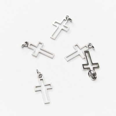 Mini zawieszka ze stali szlachetnej krzyżyk wycięty w kolorze srebrnym 13mm
