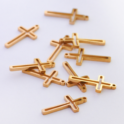 Mini zawieszka ze stali szlachetnej krzyżyk wycięty w kolorze złotym 16,5mm