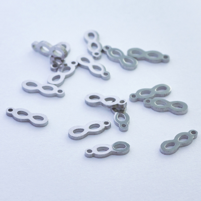 Mini zawieszka ze stali szlachetnej nieskończoność w kolorze srebrnym 8,5mm