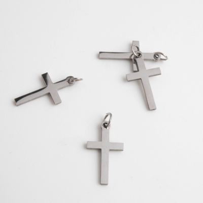 Mini zawieszka ze stali szlachetnej krzyżyk w kolorze srebrnym 14,5mm