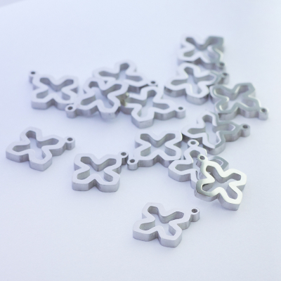 Mini zawieszka ze stali szlachetnej krzyżyk wycięty w kolorze srebrnym 10,5mm