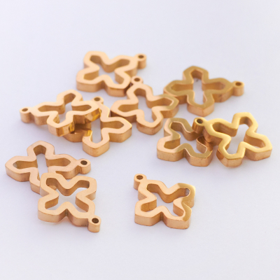 Mini zawieszka ze stali szlachetnej krzyżyk wycięty w kolorze złotym 10,5mm