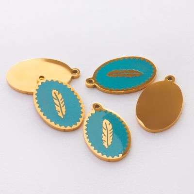 Zawieszka emaliowana owal ze stali chirurgicznej w kolorze złotym piórko turkusowe 17,7mm