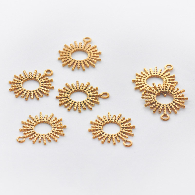 Zawieszka ze stali chirurgicznej słoneczko z promieniami w kolorze złotym 17,5mm