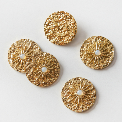 Zawieszka ze stali chirurgicznej słoneczko na gniecionym kółku z opalem w kolorze złotym 25,5mm PVD