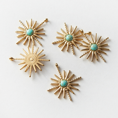 Zawieszka ze stali chirurgicznej słoneczko z magnezytem w kolorze złotym 25x21,5mm PVD