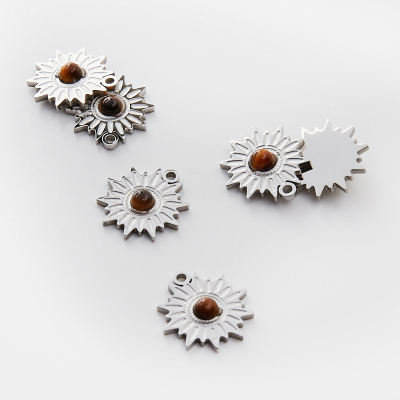 Zawieszka ze stali chirurgicznej słoneczko z tygrysim okiem w kolorze srebrnym 17mm