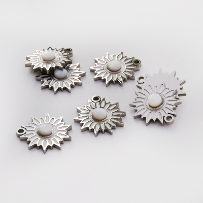 Zawieszka ze stali chirurgicznej słoneczko masą perłową w kolorze srebrnym 17mm