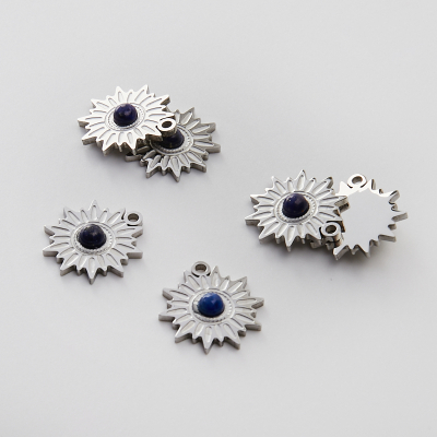 Zawieszka ze stali chirurgicznej słoneczko lapis lazuli w kolorze srebrnym 17mm