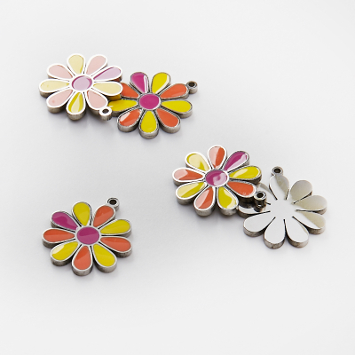 Zawieszka ze stali chirurgicznej emaliowana kwiatek żółto pomarańczowy w kolorze srebrnym 16,5mm