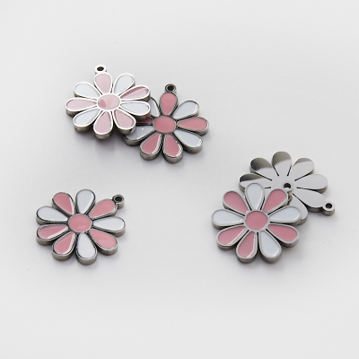 Zawieszka ze stali chirurgicznej emaliowana kwiatek biało różowy w kolorze srebrnym 16,5mm
