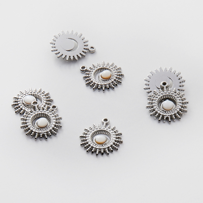 Zawieszka ze stali chirurgicznej słoneczko z masą perłową w kolorze srebrnym 20,5mm