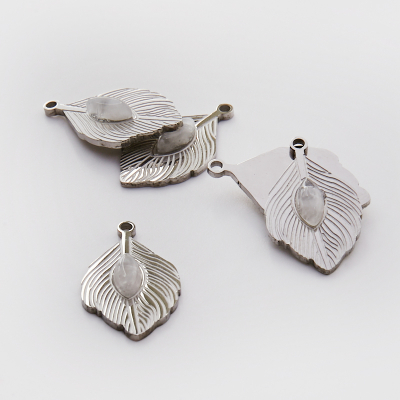 Zawieszka ze stali chirurgicznej pawie pióro z kryształem górskim w kolorze srebrnym 26mm