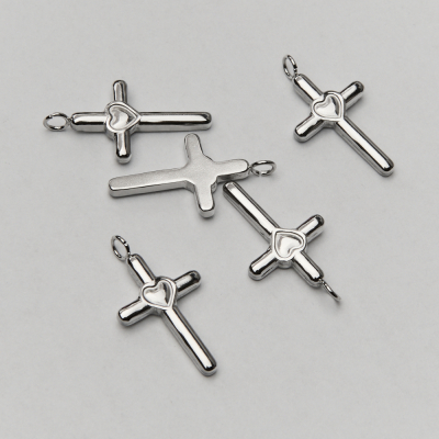 Zawieszka ze stali chirurgicznej krzyż z sercem w kolorze srebrnym 22mm