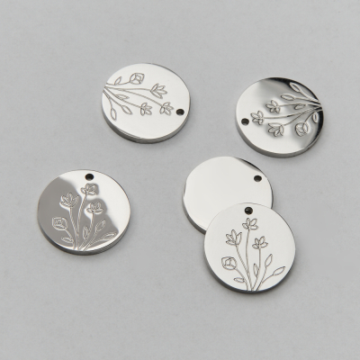 Zawieszka ze stali chirurgicznej kółko z grawerem polne kwiatki w kolorze srebrnym 13mm