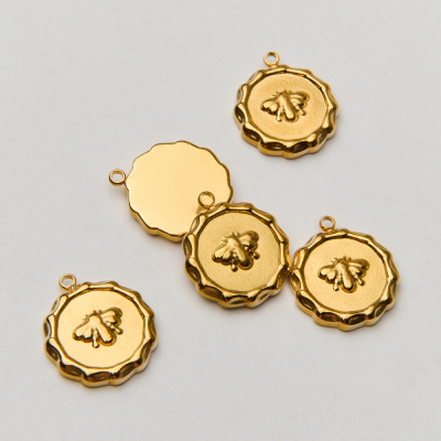 Zawieszka ze stali chirurgicznej ozdobne kółko z ćmą w kolorze złotym 15mm PVD