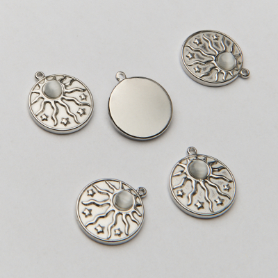 Zawieszka ze stali chirurgicznej słońce z białym kocim okiem w kolorze srebrnym 15mm