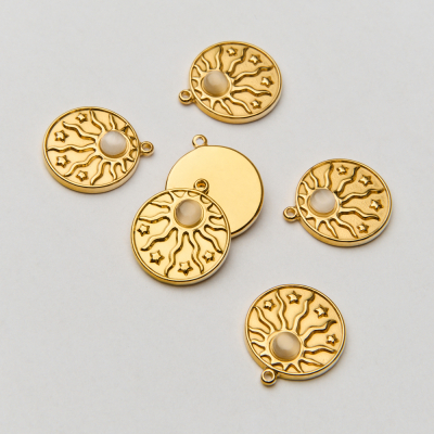 Zawieszka ze stali chirurgicznej słońce z białym kocim okiem w kolorze złotym 15mm PVD