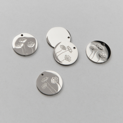 Zawieszka ze stali chirurgicznej kółko z grawerem kwiatu kosmosu w kolorze srebrnym 13mm