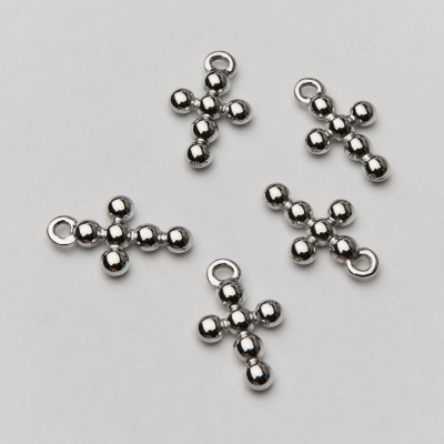 Zawieszka ze stali chirurgicznej krzyż z kulek w kolorze srebrnym 20mm