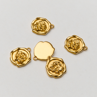Zawieszka ze stali chirurgicznej róża w kolorze złotym 14mm PVD