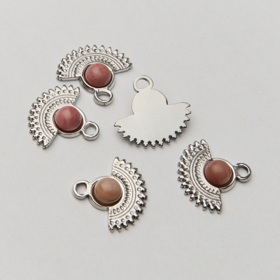 Zawieszka ze stali chirurgicznej wachlarz z rodonitem w kolorze srebrnym 17mm