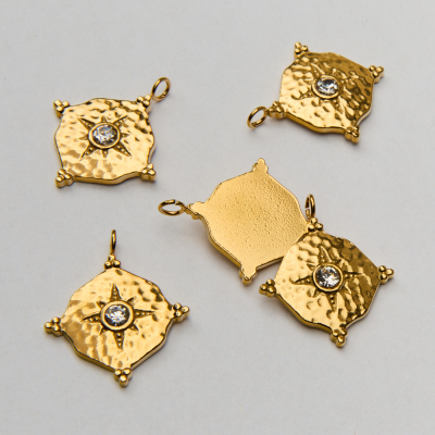 Zawieszka ze stali chirurgicznej ozdobna z białą cyrkonią w kolorze złotym 20mm PVD