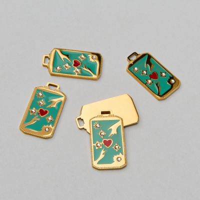 Emaliowana zawieszka ze stali chirurgicznej karta tarota dwie dłonie z sercem i cyrkoniami w kolorze złotym 25,5mm PVD