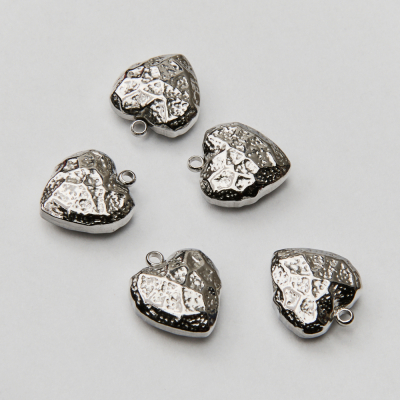 Zawieszka ze stali chirurgicznej serce pełne gniecione w kolorze srebrnym 13,5mm