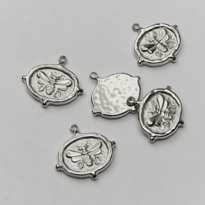 Zawieszka ze stali chirurgicznej pszczoła w owalu w kolorze srebrnym 17mm